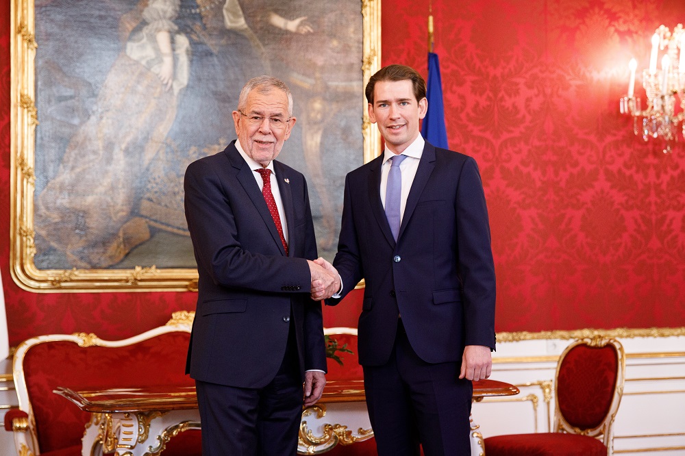 Az osztrák államfő beiktatta az új kormányt