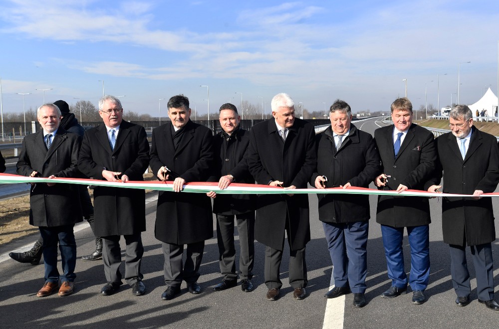 Harminc kilométeres autóutat adtak át