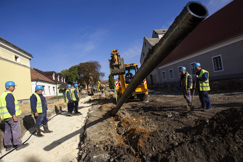 Csatornarendszert építenek