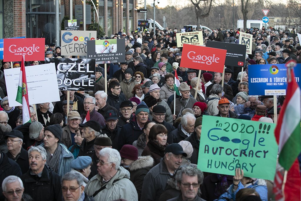 Itt nézheti vissza a PestiSrácok tüntetését
