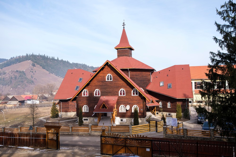 Felújított iskolaépületeket adtak át