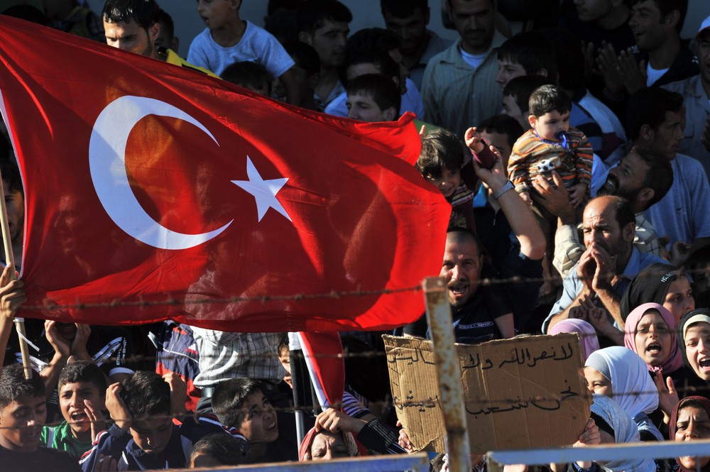 A törökök 130 ezer migránst szoríthatnak a görög határ felé