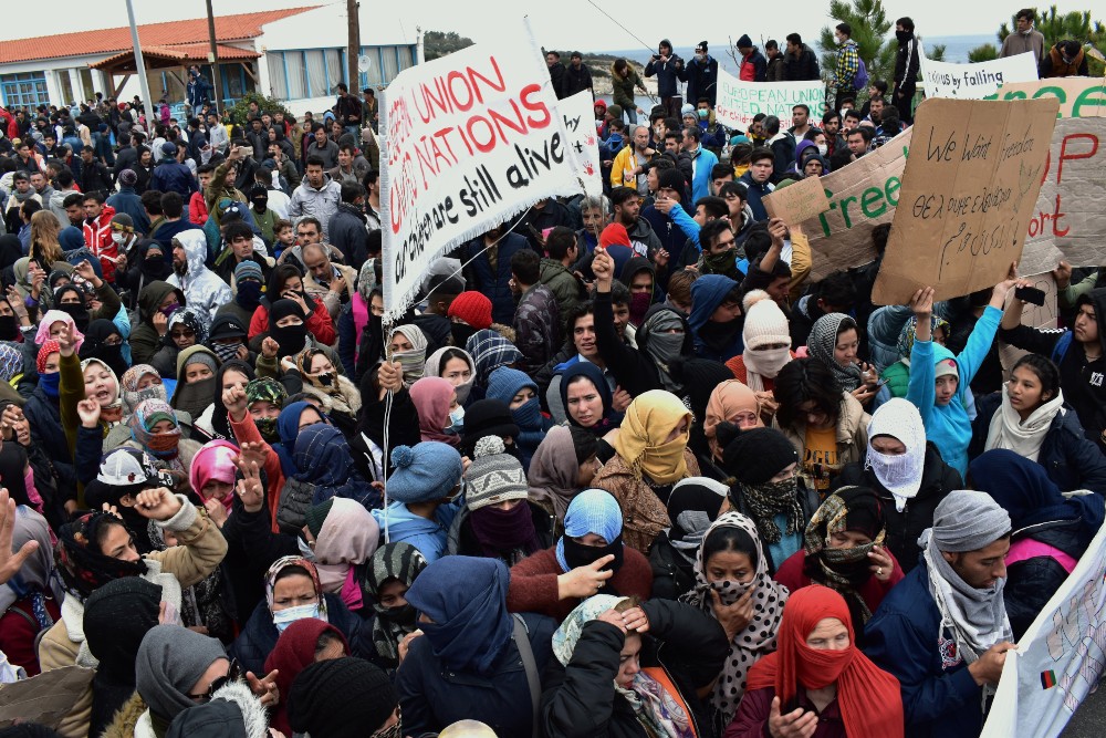 Háromszáz migráns egy nap alatt