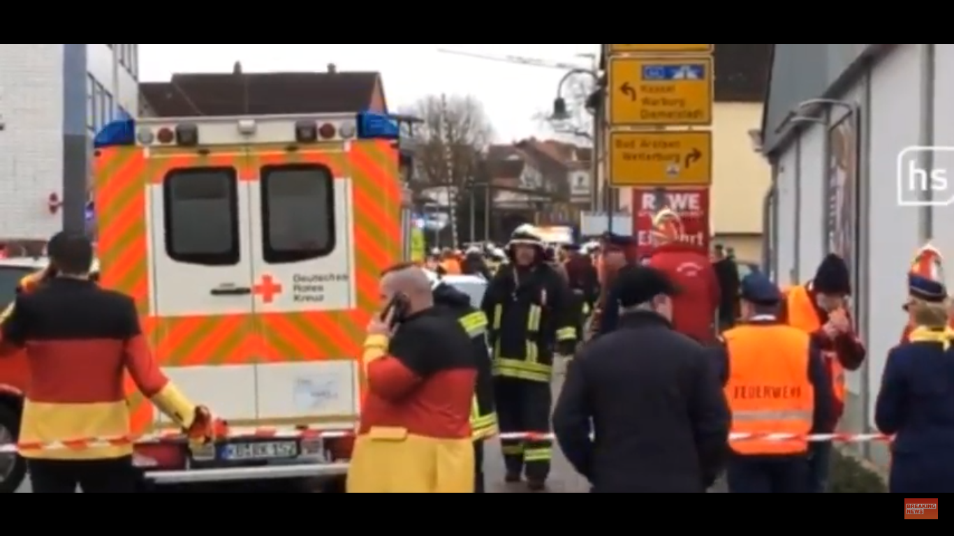 A tömegbe hajtott egy autós egy német farsangi felvonuláson