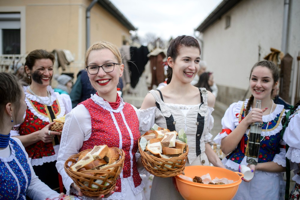 Egyedülálló télűző szokások