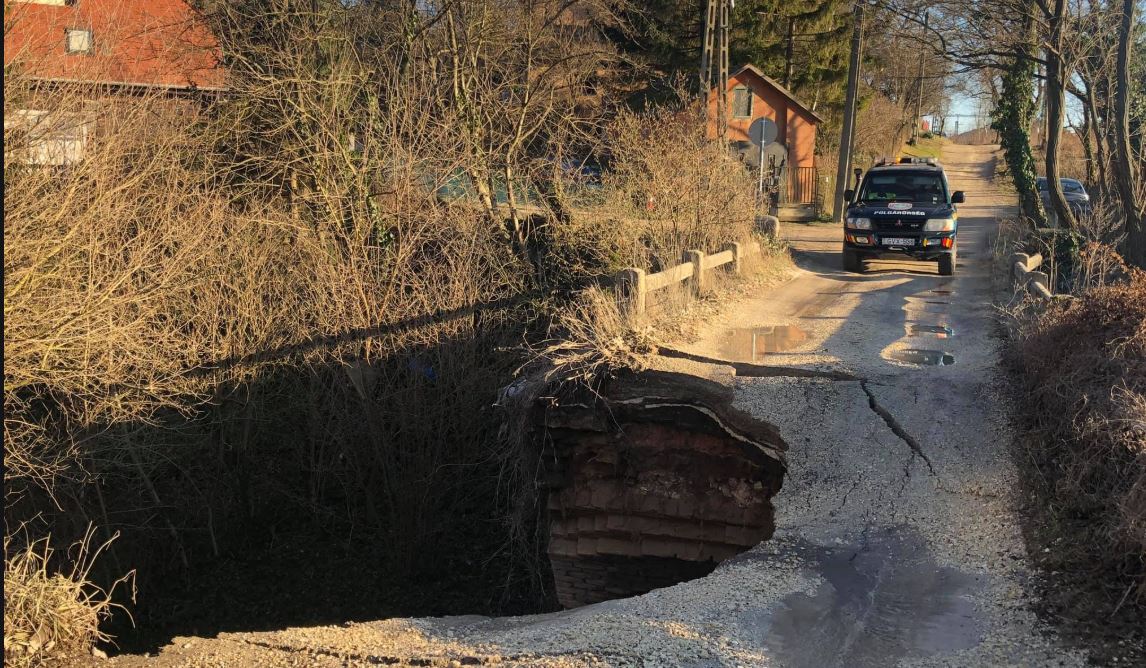 Leomlott egy kisebb híd Piliscsabán