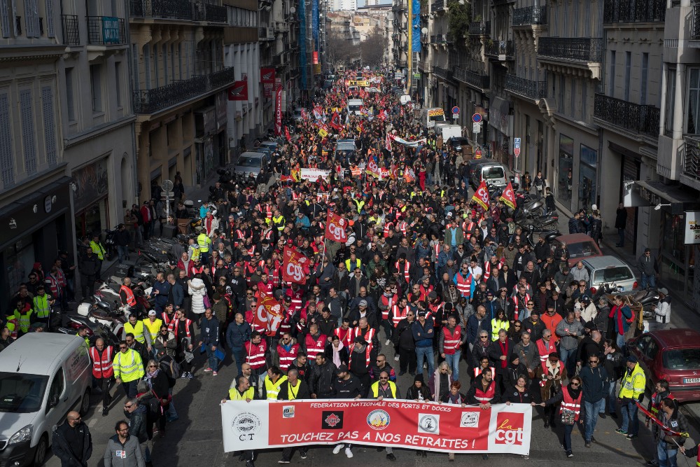 Ismét tízezrek tüntettek