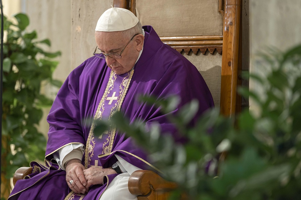 A pápa szerint a papoknak látogatniuk kellene a fertőzötteket