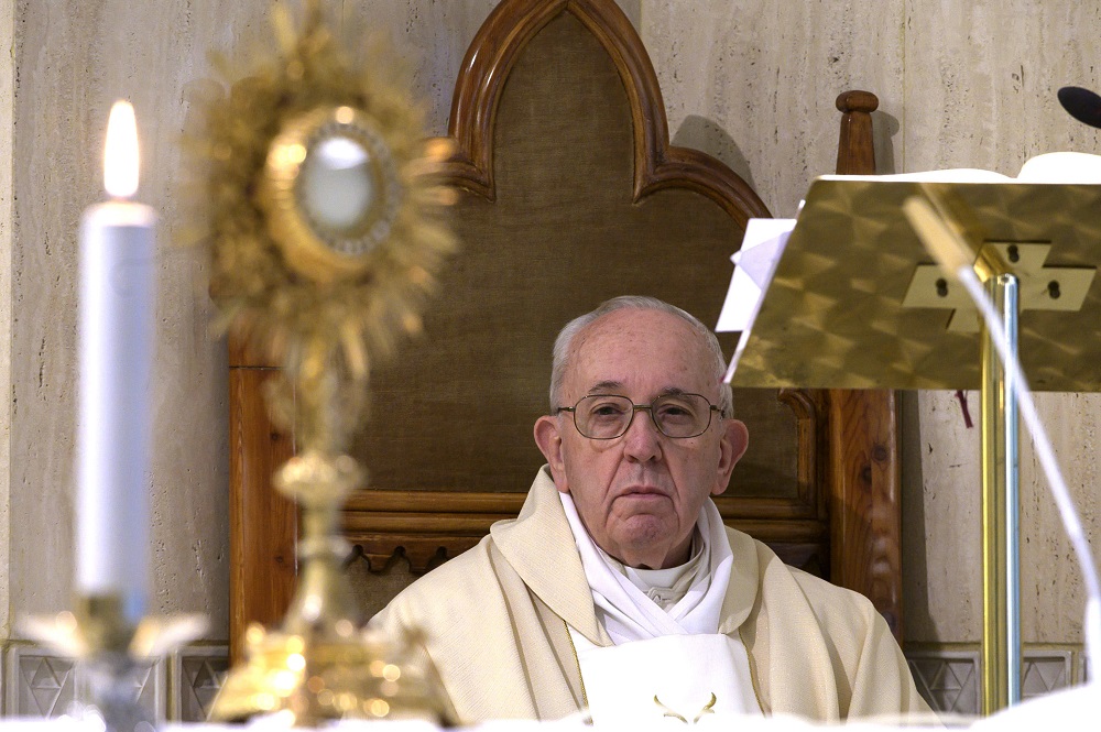 Ferenc pápa a járvány sújtotta emberiségért imádkozott