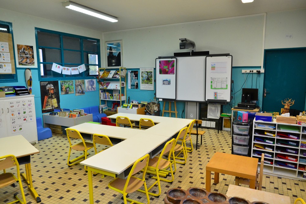 Bezárnak a francia iskolák