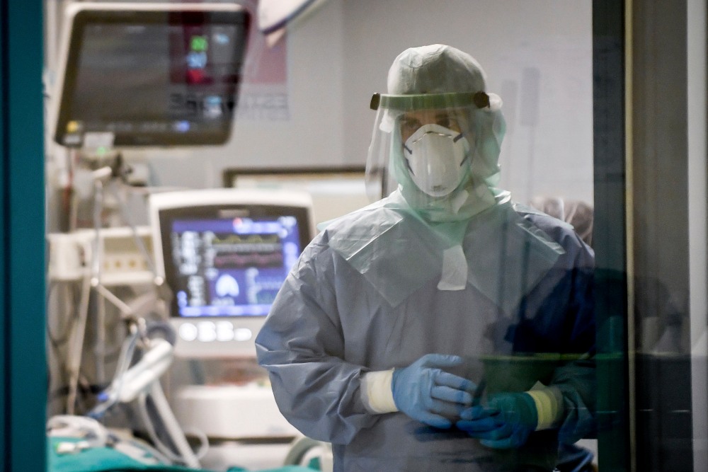 Több mint százezer fertőzött egészségügyi dolgozó világszerte