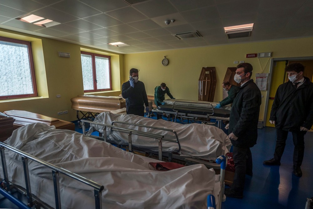 Már csaknem hétezer olasz áldozatot szedett a vírus