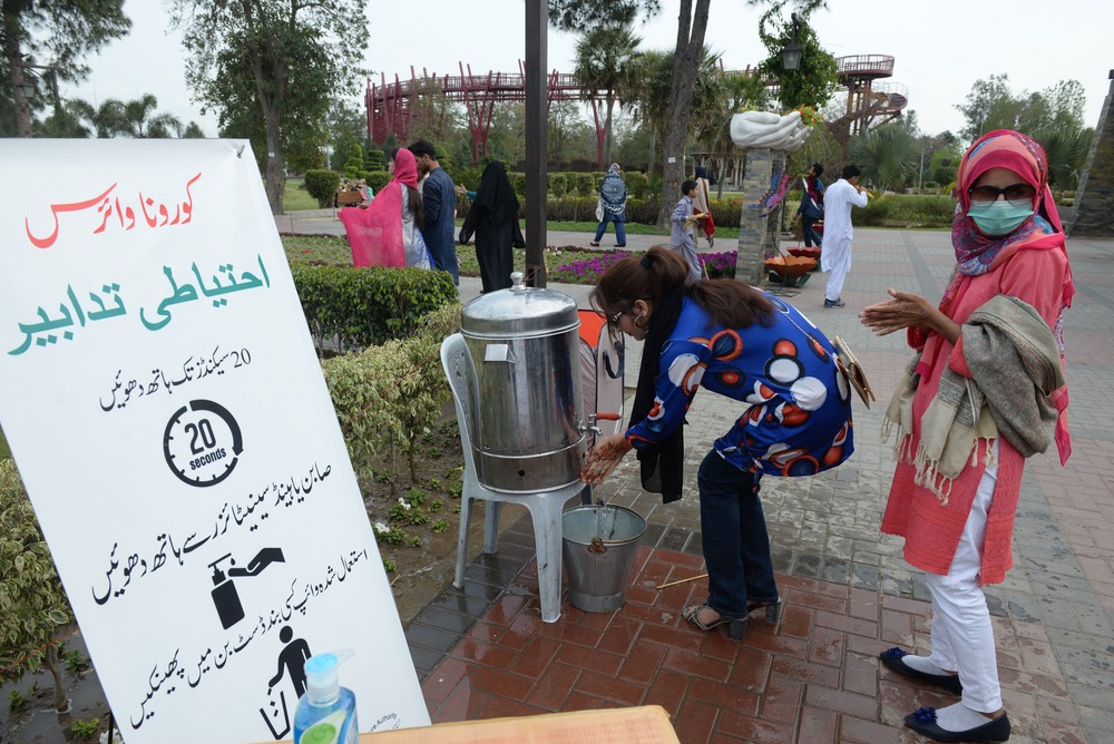 A nagy közösségi imáktól tartanak Pakisztánban