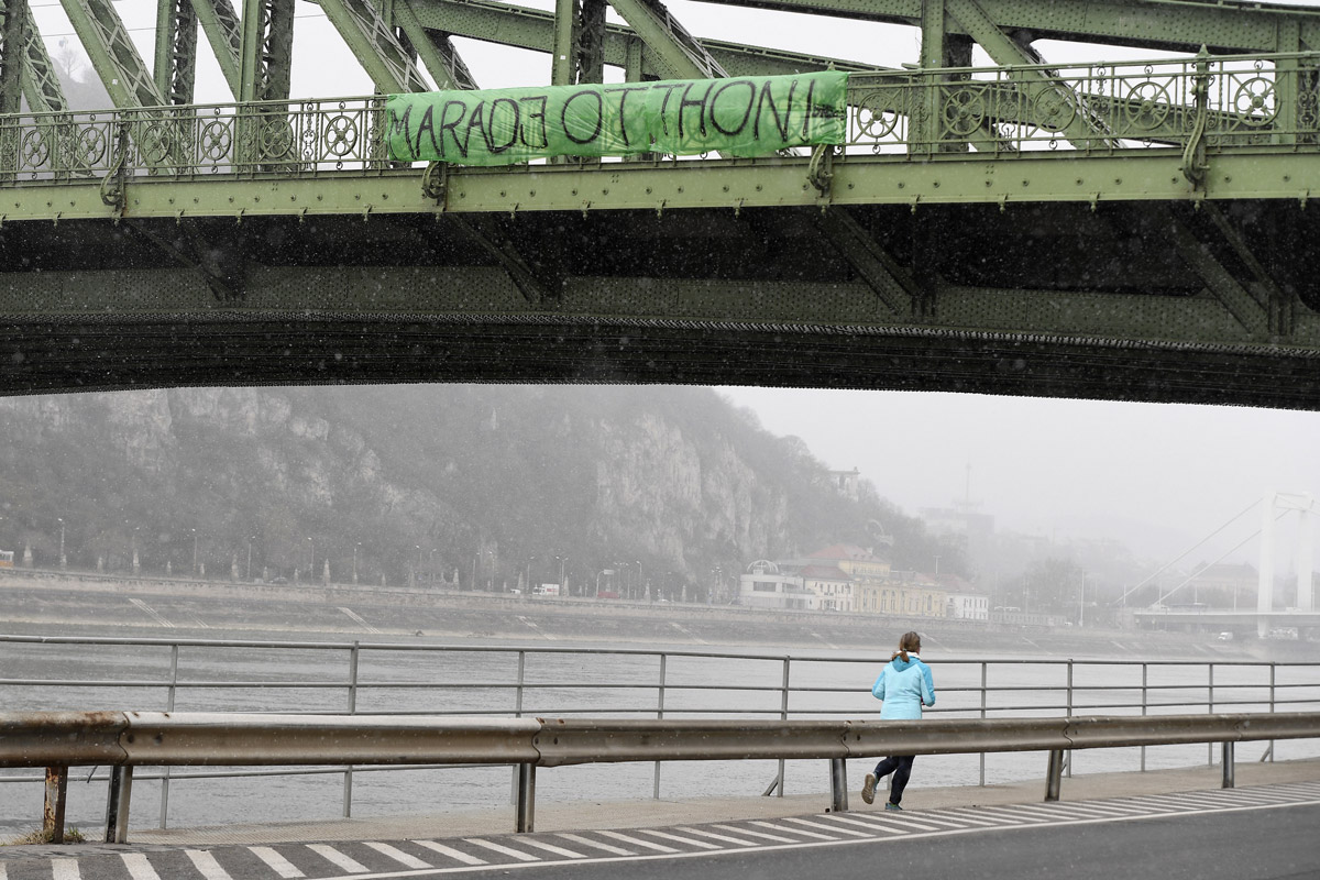 Egymilliárd embert szólítottak fel az otthonmaradásra