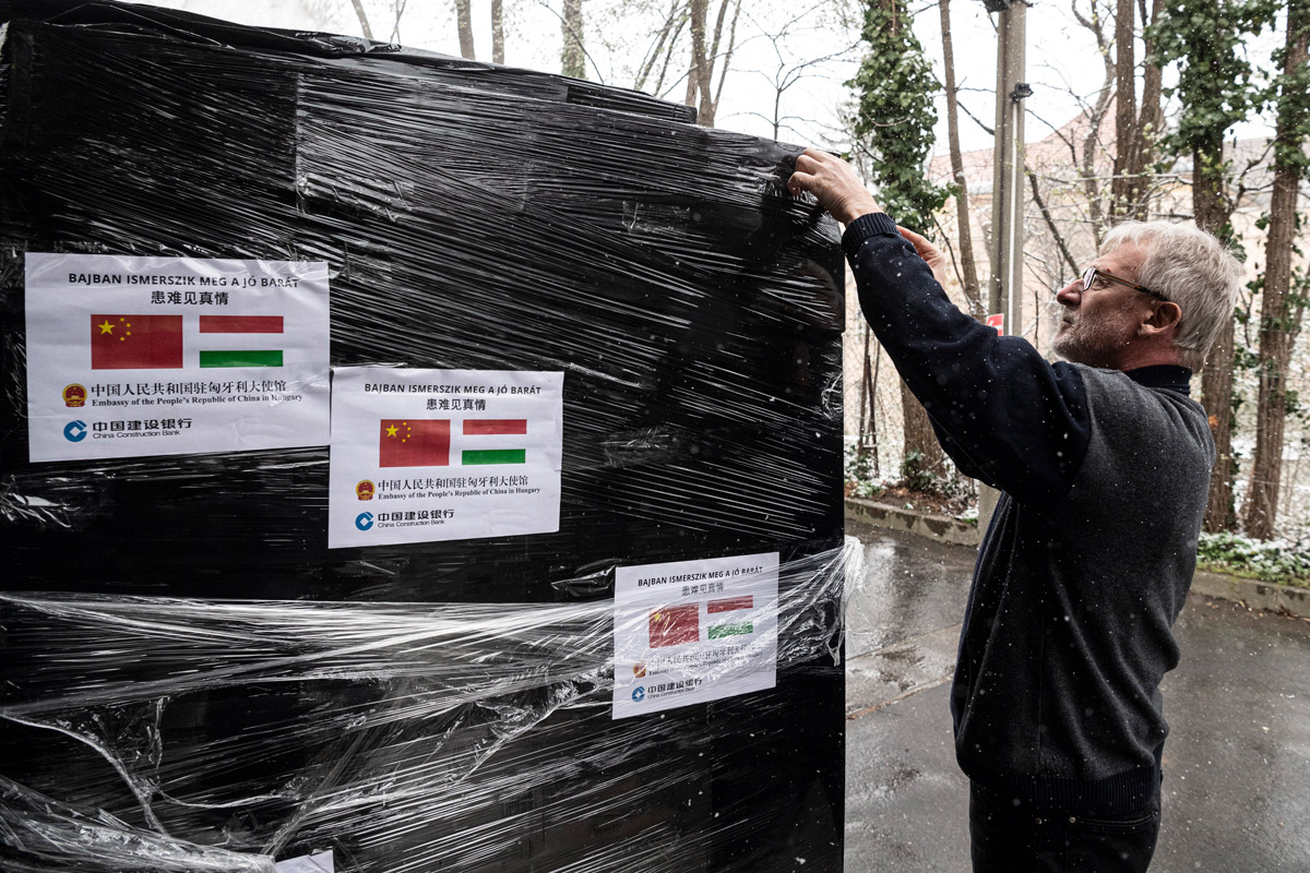 Húszezer maszkot ajándékozott egy kínai bank hazánknak