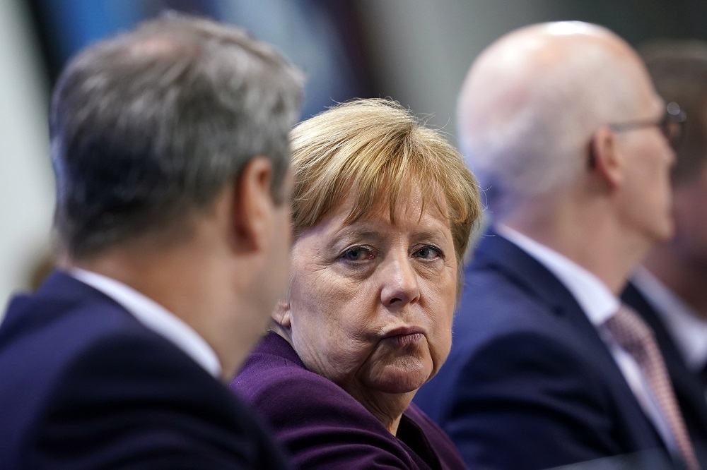 Merkel: azonnali hatállyal bevezetjük a beutazási korlátozásokat