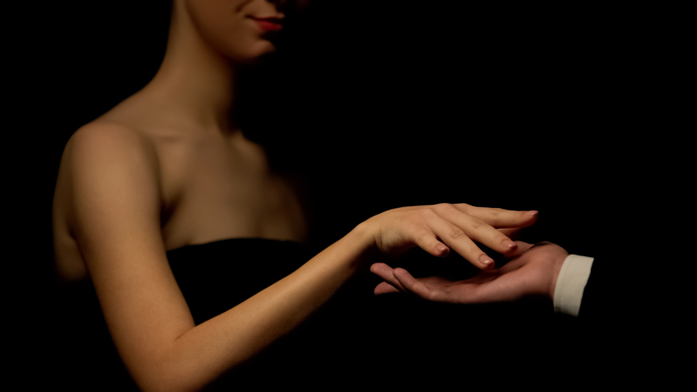 Férfiakat rászedő csalók ellen emeltek vádat