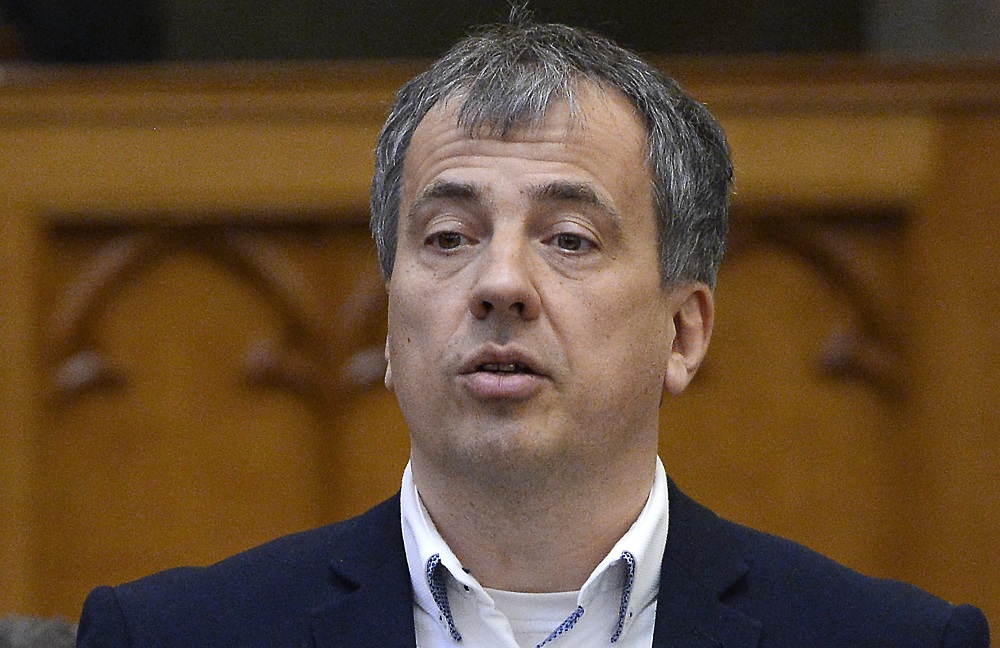 DK: „Tegyék ki Kásler Miklóst!”