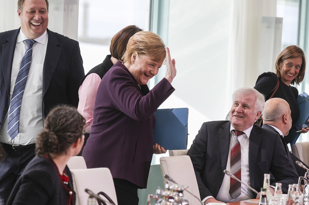 Seehofer: „nincs nyitva Európa határa”