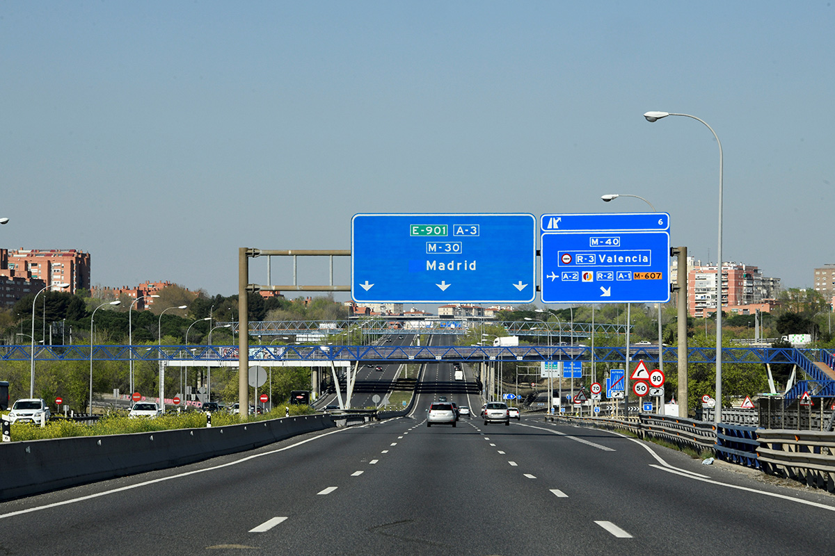 Spanyolország keddtől lezárja szárazföldi határait