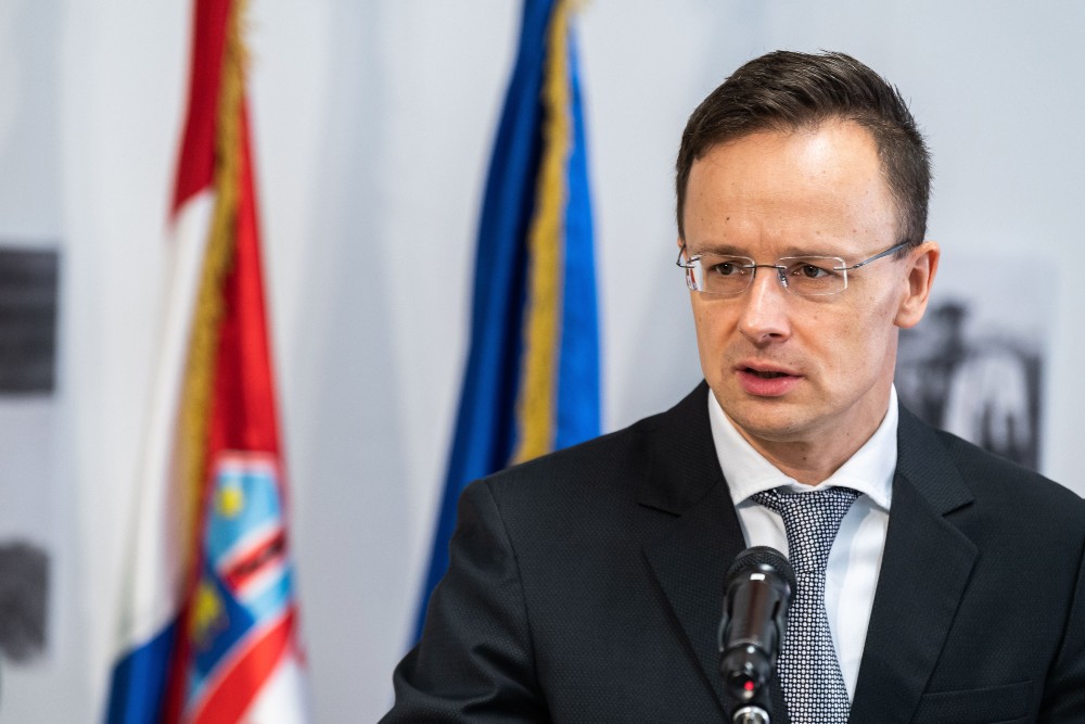 Szijjártó Péter döntött: egyszeri átutazást teszünk lehetővé