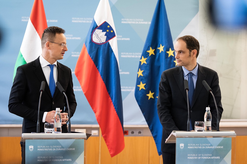 Szigorú intézkedések mellett zajlik a teherforgalom