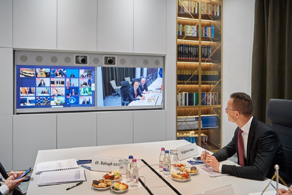 Szijjártó Péter: hosszú távú védekezésre kell berendezkedni (videóval)