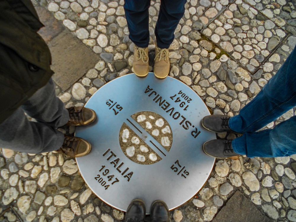 Szlovénia lezárja a határt