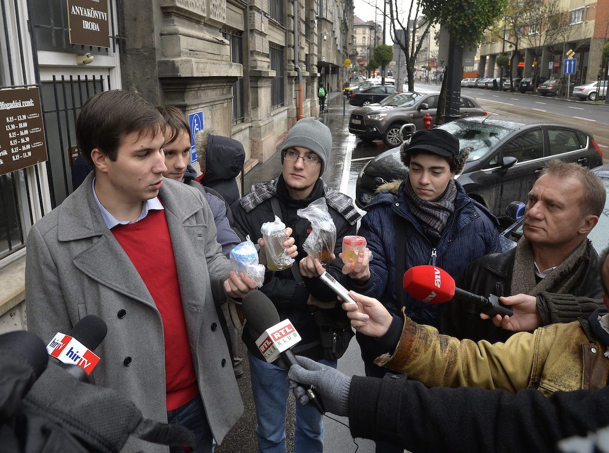 A lámpavasat emlegető momentumos lemondását követelik