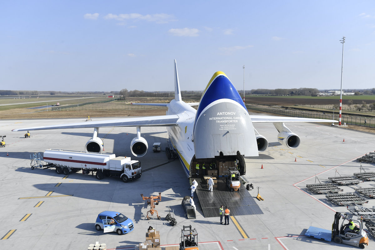 A világ legnagyobb teherszállító repülője hozott védőfelszerelést