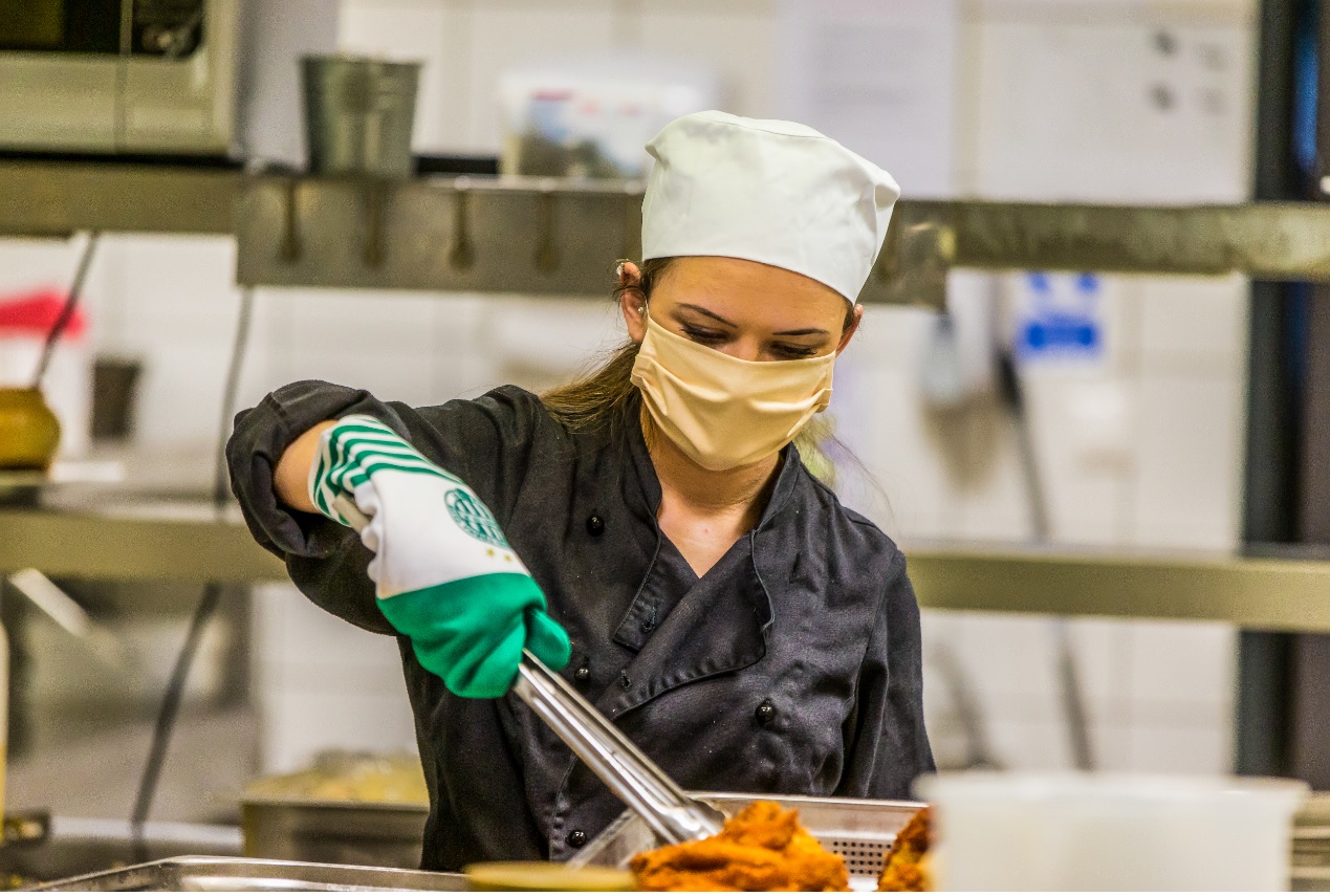 Hősöknek főznek: így segíti a Fradi a László kórházat