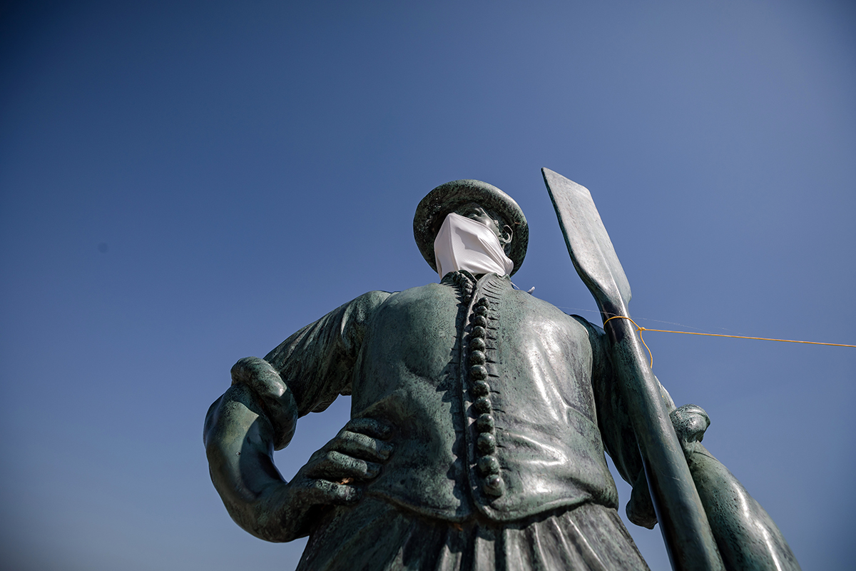 Bronzszobrok arcmaszkban