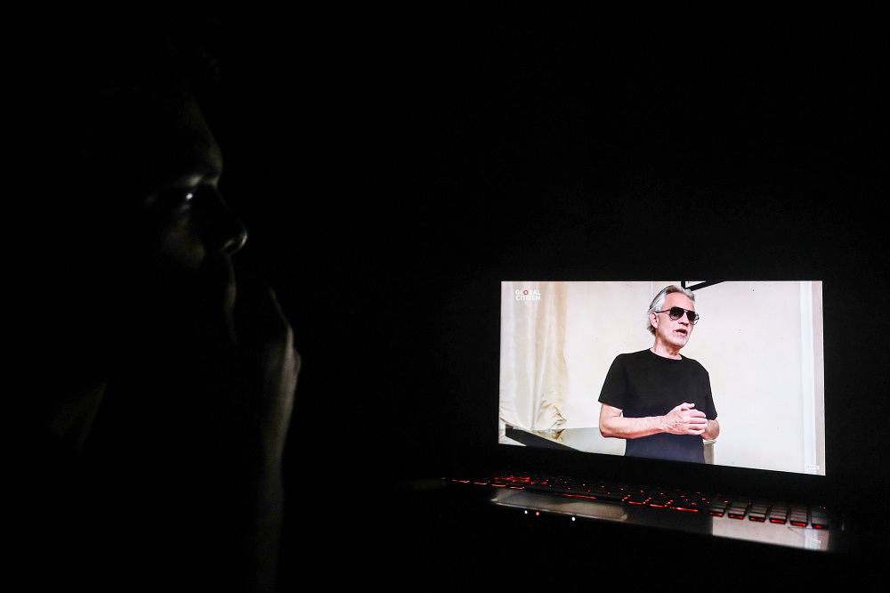 Otthonukból jelentkeztek be a karanténkoncertre a sztárok