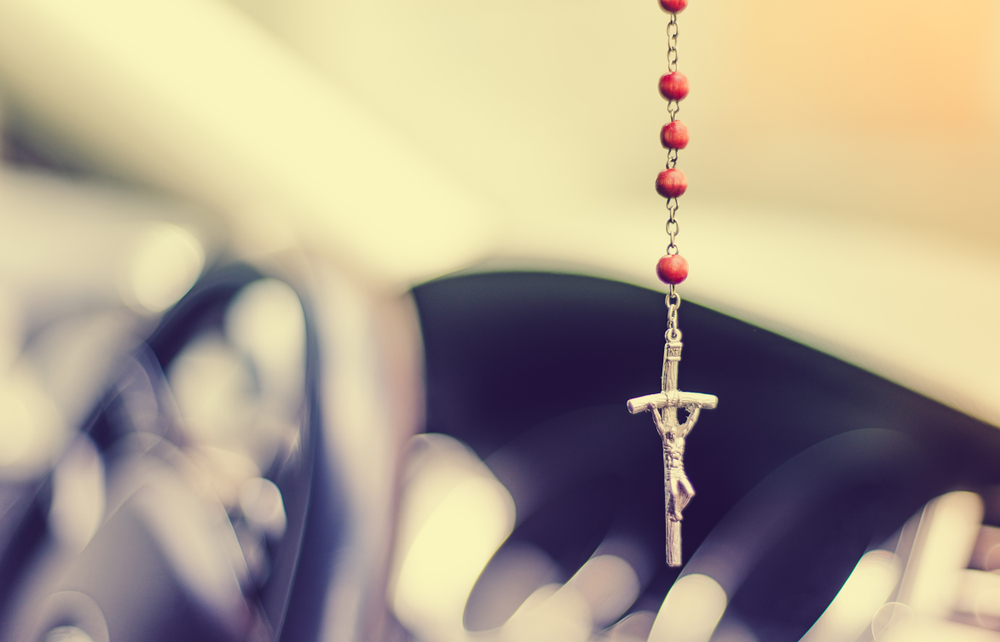 Autósmiséket tart egy Fejér megyei plébános