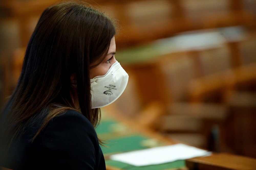 Bősz Anett: a kormány szövetkezik a koronavírussal