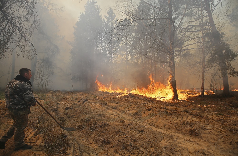 Tíz napja nem tudják eloltani a tüzet a csernobili tiltott övezetben