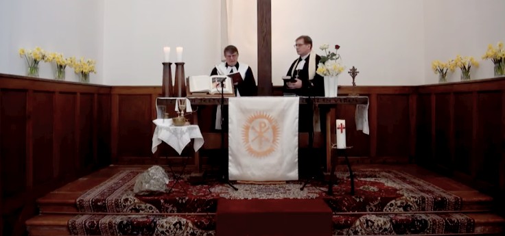 A bezárt ajtón keresztül is meglátogat