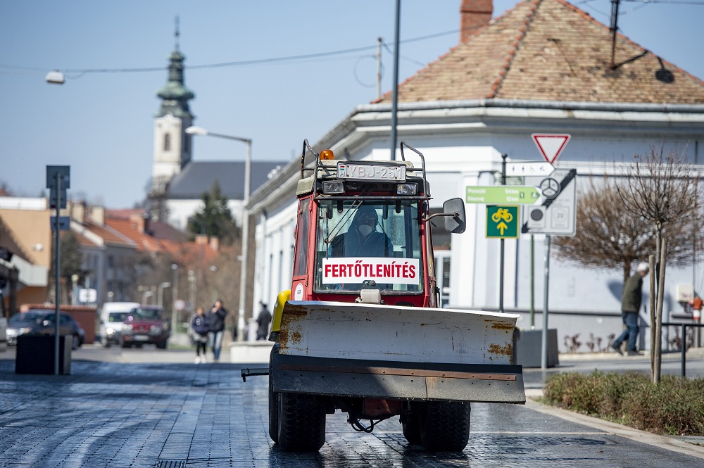 Közterületeket, buszmegállókat fertőtlenítenek országszerte