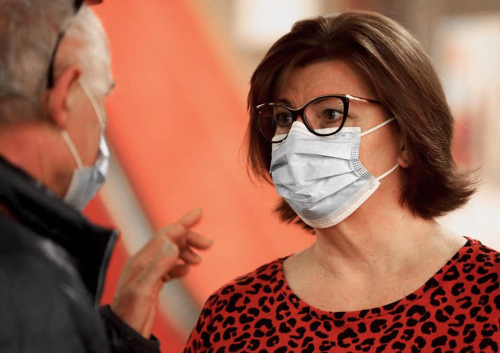 Maszkot oszt a Demokratikus Koalíció