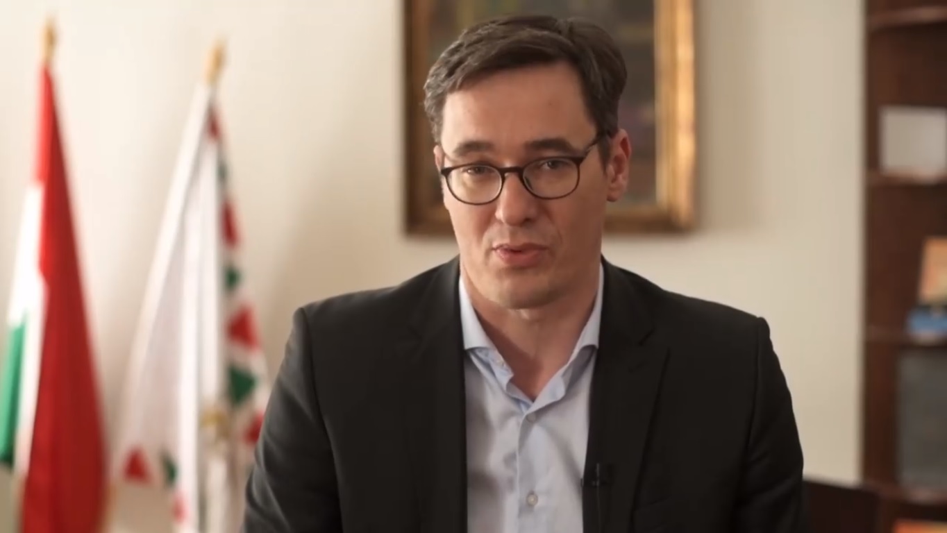 Karácsony legújabb ötlete: kötelező maszk vagy kendő