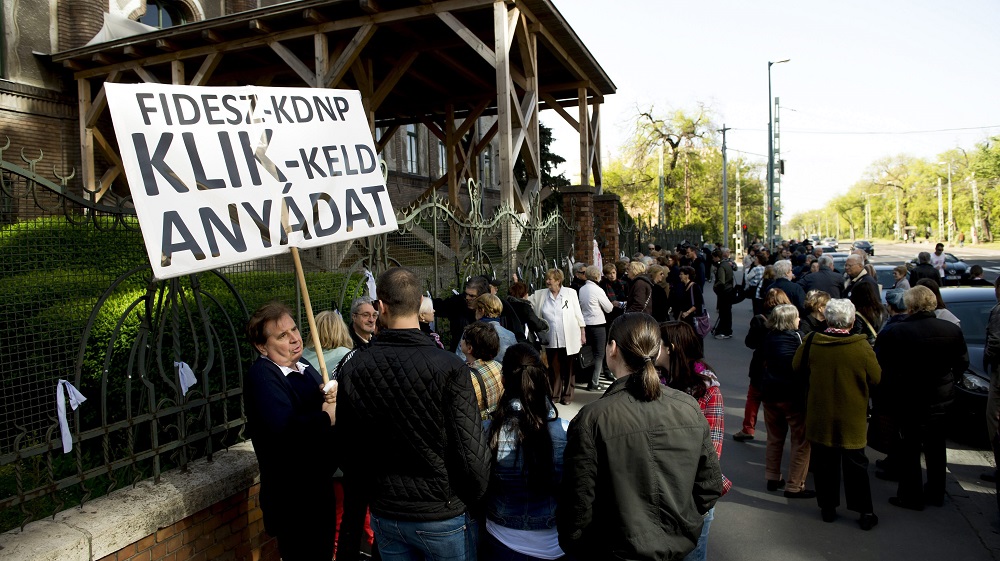Bocsánatkérést követelnek szakszervezetek