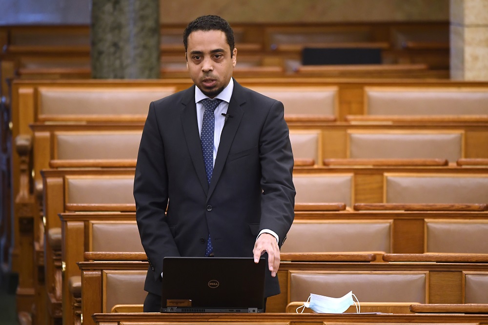 Kocsis-Cake: „nem kell hogy a raktárba' álljon a maszk és a teszt!”