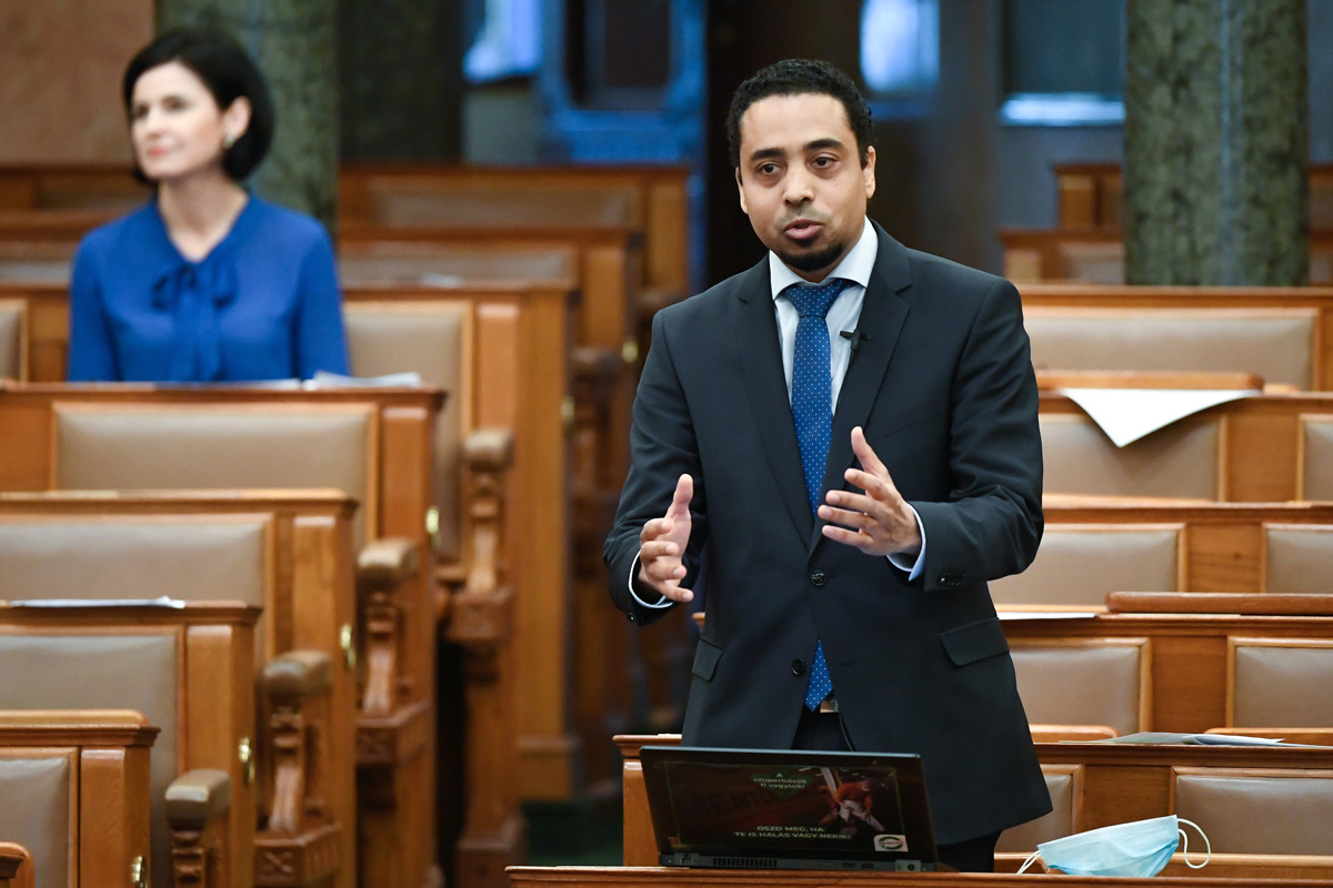 Kocsis-Cake: a kormány a vírus helyett az ellenzéket akarja legyőzni