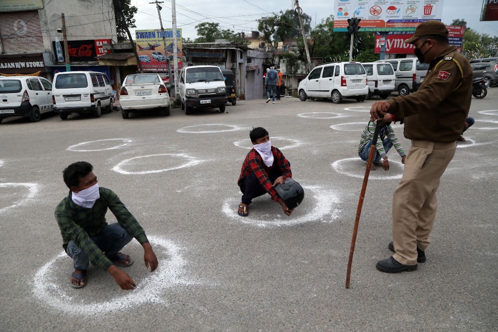 Akár 2022-ig szükség lehet a távolságtartásra
