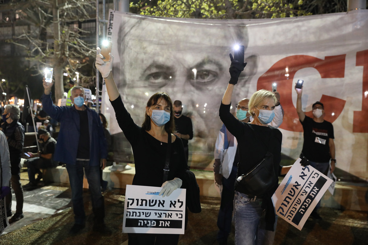 A távolságtartási szabályokat betartva tüntettek Izraelben