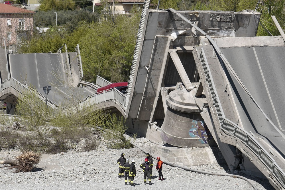 Észak-Olaszországban leomlott egy autópályahíd