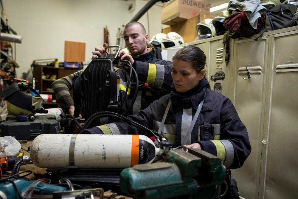 Önkéntes tűzoltók ezrei segítenek