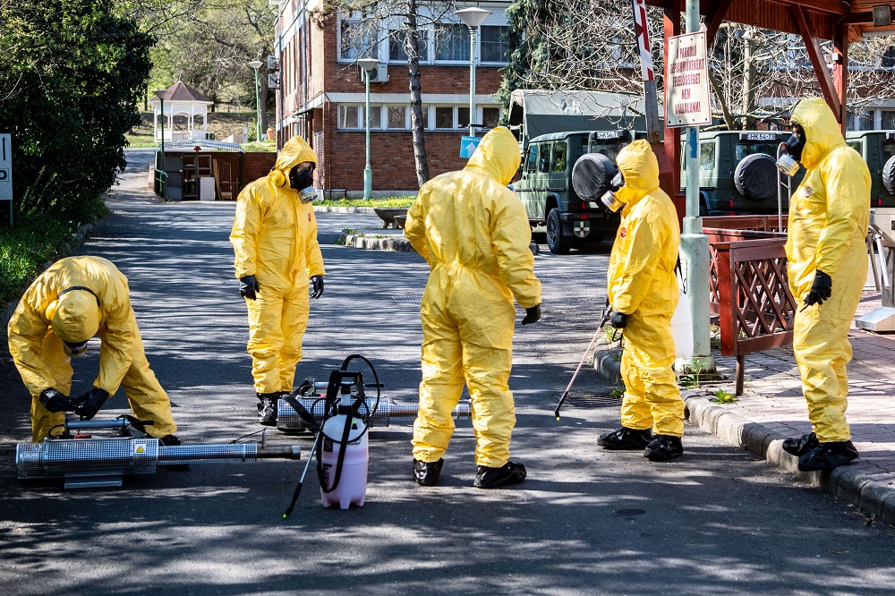 Többszáz idősotthon fertőtlenítését kezdték meg a katonák