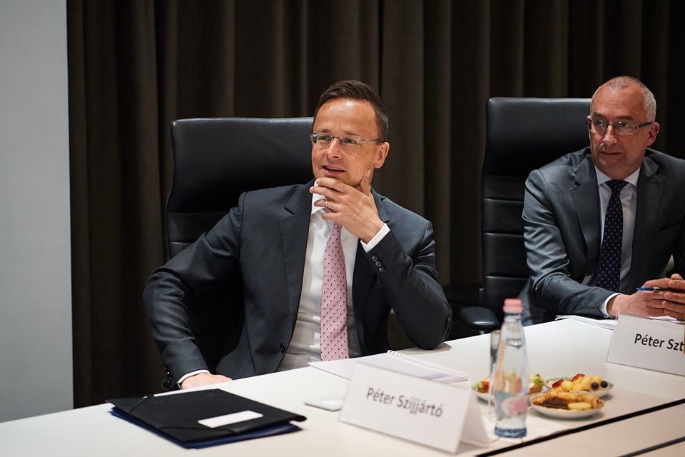 Öt repülőgépnyi maszk és teszt érkezett pénteken