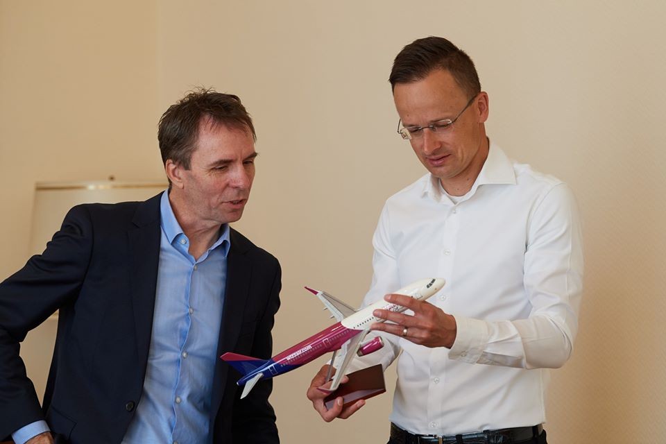 Brutális mennyiségű felszerelés és újabb lélegeztetőgépek érkeztek